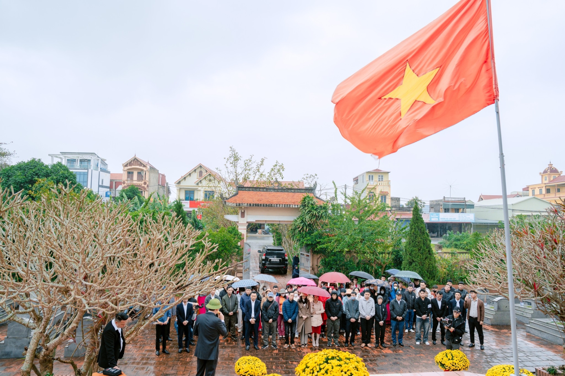 TƯỞNG NIỆM ANH HÙNG LIỆT SĨ - UỐNG NƯỚC NHỚ NGUỒN